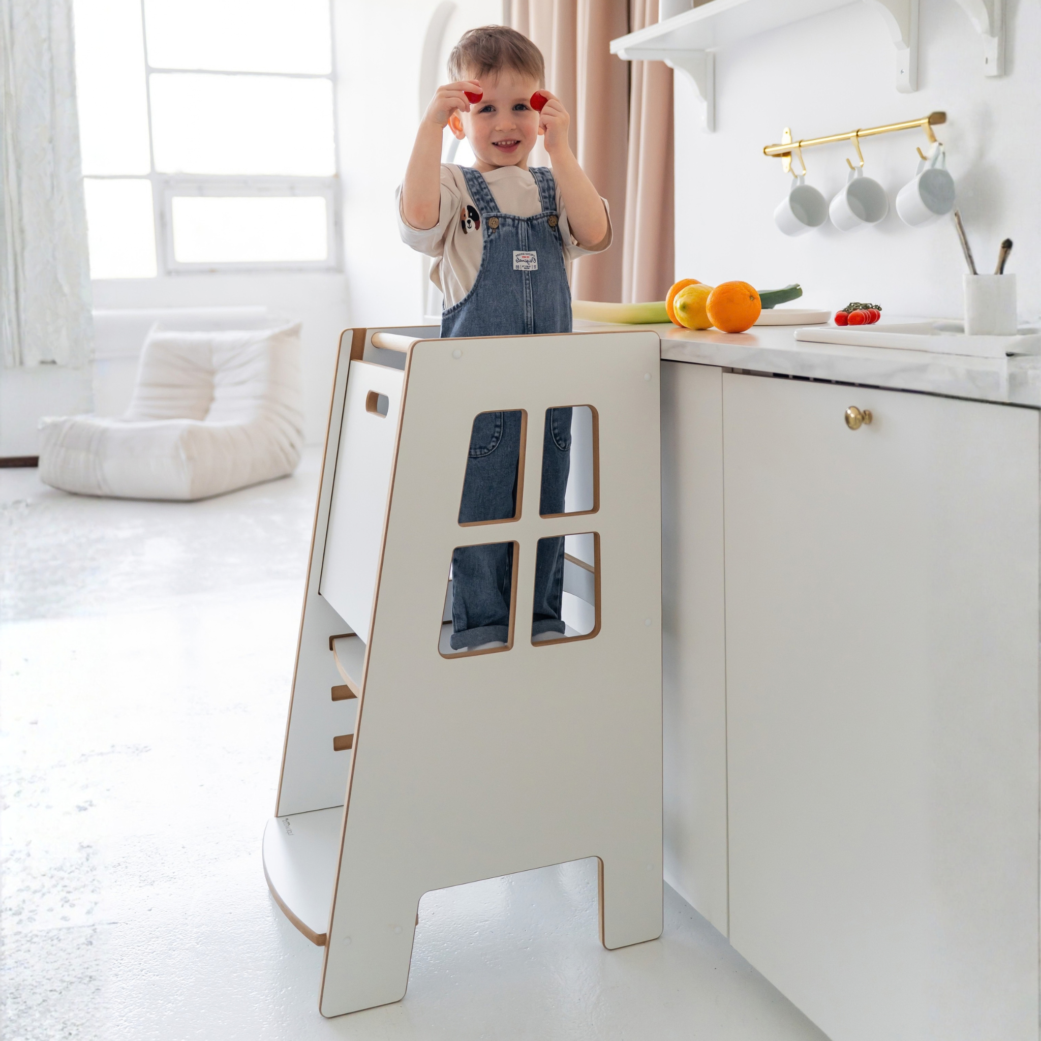 Kitchen Helper EXTRA SAFE - Pomocnik Kuchenny BEZPIECZNY, z tylną zasuwą, certyfikat CE, 1+, regulowany podest, biały